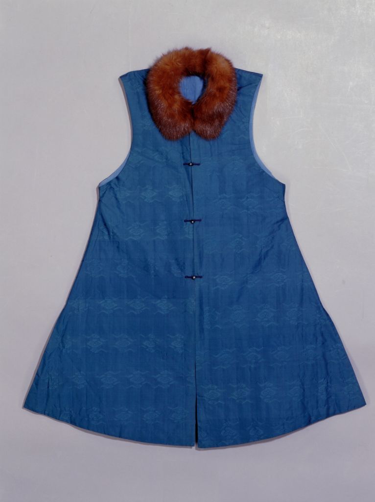 蓝色宁绸紧身正面